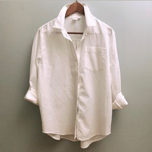 Every closet must-have - the perfect linen button-up.